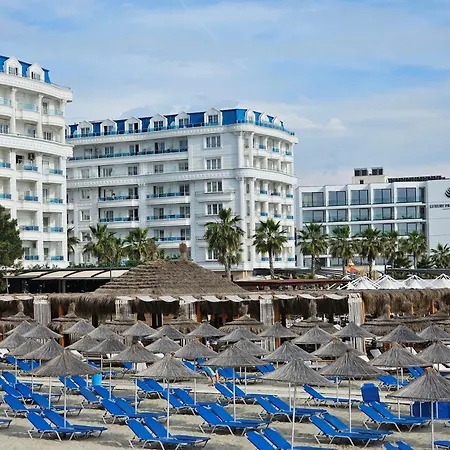 Blue Studio, Modern & Beachfront - By Beta Premium Apartment