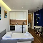 Blue Studio, Modern & Beachfront - By Beta Premium アパート ゴーレム